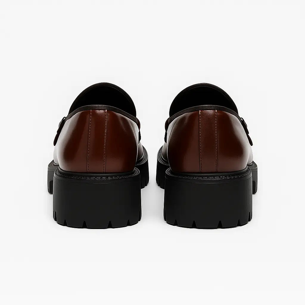 Loafer masculino tratorado com fivela dupla em couro brilhante e camurça, solado grosso preto e acabamento sofisticado.