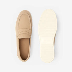 Loafer masculino na cor bege com costura artesanal e solado branco em borracha leve, estilo casual elegante.