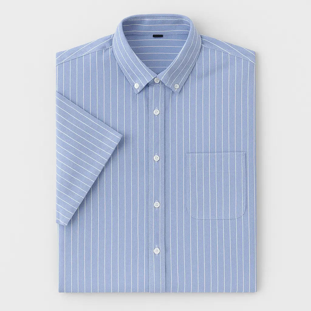 Camisa masculina manga curta listrada com fechamento em botões e manga curta, modelagem que se adapta em qualquer corpo.