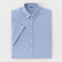 Camisa masculina manga curta listrada com fechamento em botões e manga curta, modelagem que se adapta em qualquer corpo.