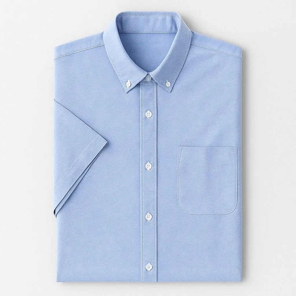 Camisa masculina manga curta lisa com fechamento em botões e manga curta, modelagem que se adapta em qualquer corpo.