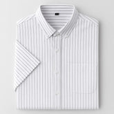 Camisa masculina manga curta listrada com fechamento em botões e manga curta, modelagem que se adapta em qualquer corpo.