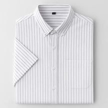 Camisa masculina manga curta listrada com fechamento em botões e manga curta, modelagem que se adapta em qualquer corpo.