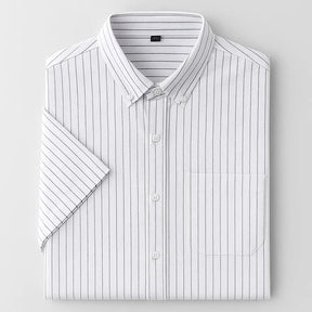 Camisa masculina manga curta listrada com fechamento em botões e manga curta, modelagem que se adapta em qualquer corpo.