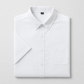 Camisa masculina manga curta lisa com fechamento em botões e manga curta, modelagem que se adapta em qualquer corpo.