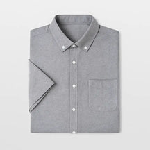 Camisa masculina manga curta lisa com fechamento em botões e manga curta, modelagem que se adapta em qualquer corpo.