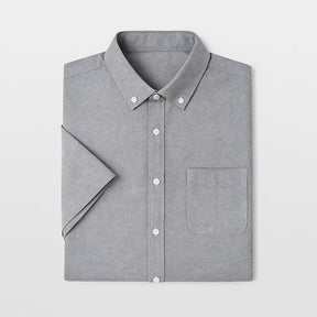 Camisa masculina manga curta lisa com fechamento em botões e manga curta, modelagem que se adapta em qualquer corpo.