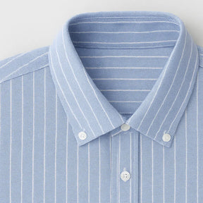 Camisa masculina manga curta lisa com fechamento em botões e manga curta, modelagem que se adapta em qualquer corpo.