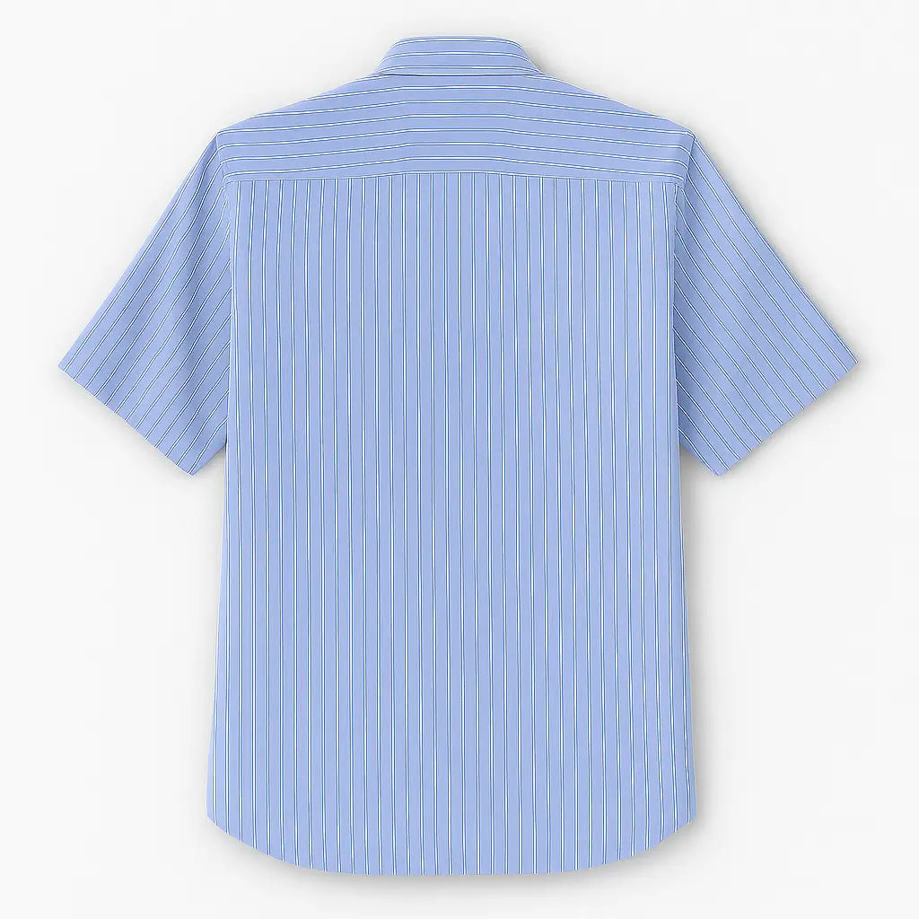 Camisa masculina manga curta lisa com fechamento em botões e manga curta, modelagem que se adapta em qualquer corpo.