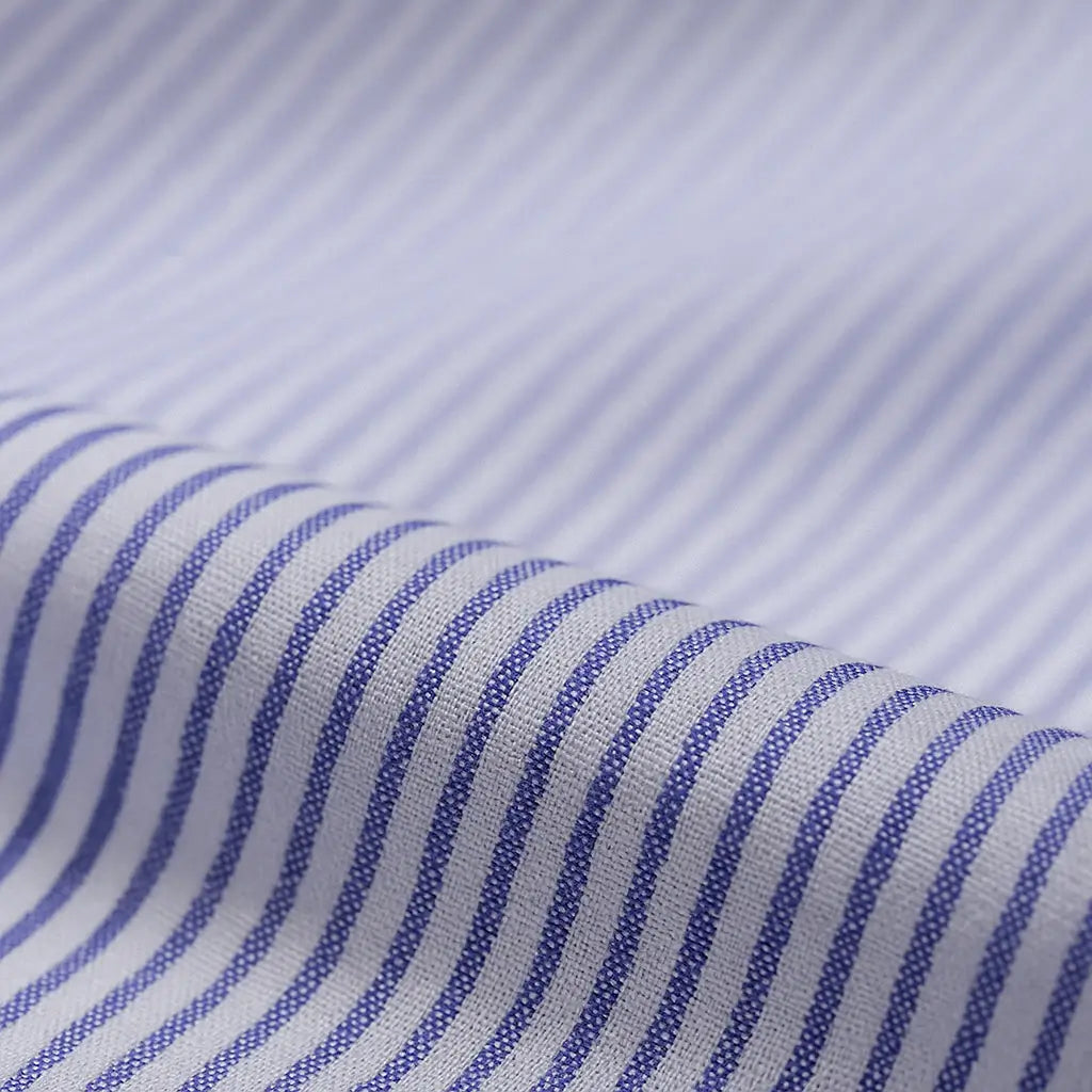 Camisa Social Masculina Listrada manga longa com fechamento em botões e abotoadura nas mangas