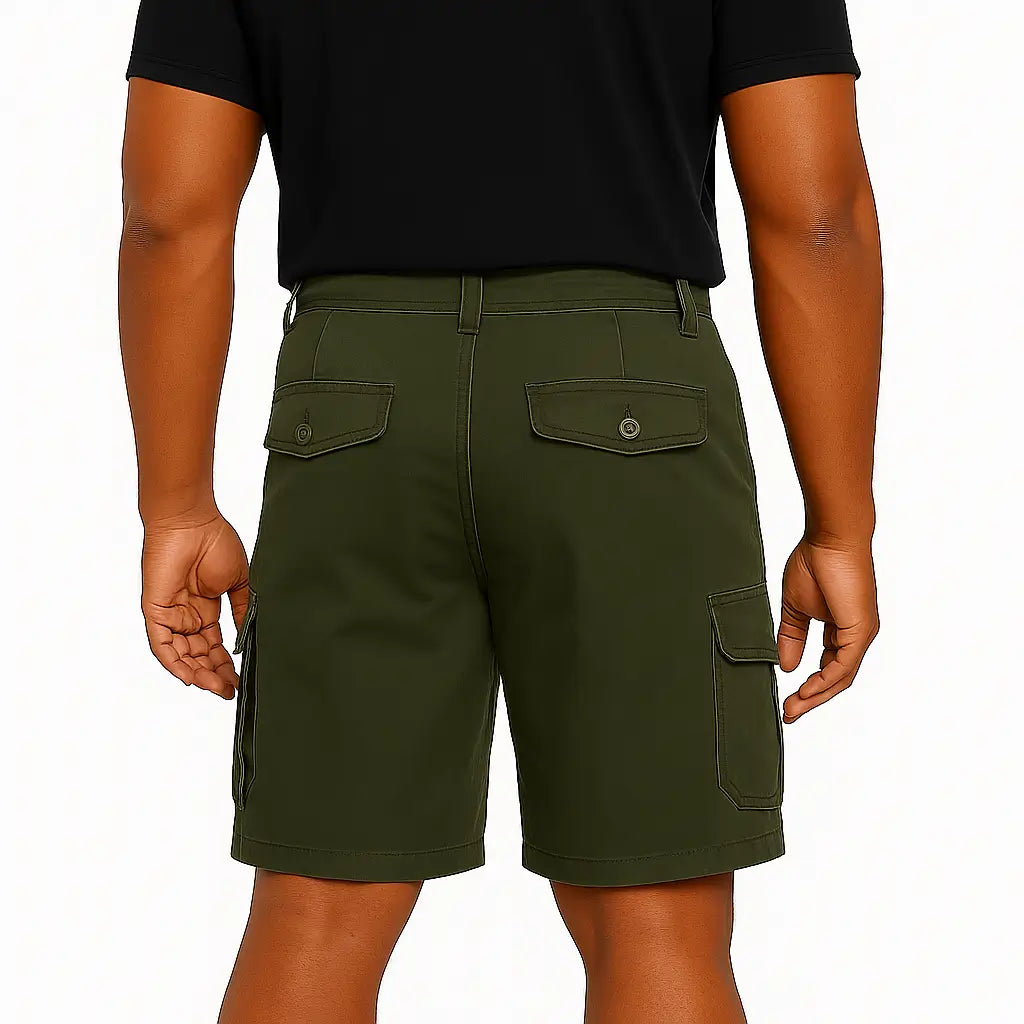 Bermuda cargo masculina caqui de algodão, ampla e confortável com múltiplos bolsos.