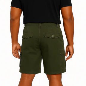 Bermuda cargo masculina caqui de algodão, ampla e confortável com múltiplos bolsos.