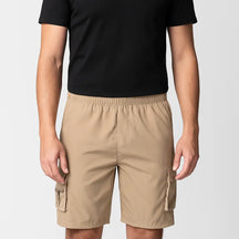 Bermuda cargo masculina preta oversized com cintura elástica e múltiplos bolsos.