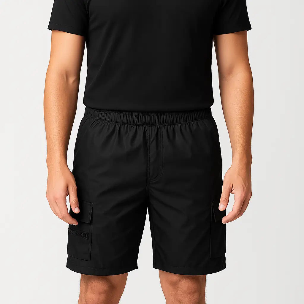 Bermuda cargo masculina preta oversized com cintura elástica e múltiplos bolsos.