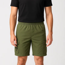 Bermuda cargo masculina preta oversized com cintura elástica e múltiplos bolsos.