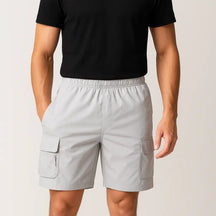 Bermuda cargo masculina preta oversized com cintura elástica e múltiplos bolsos.