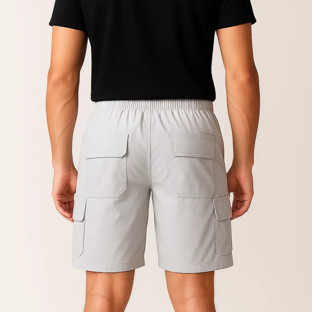 Bermuda cargo masculina preta oversized com cintura elástica e múltiplos bolsos.