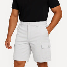 Bermuda cargo masculina azul em algodão respirável com múltiplos bolsos.