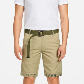 Bermuda masculina de algodão com elástico e cinto ajustável.