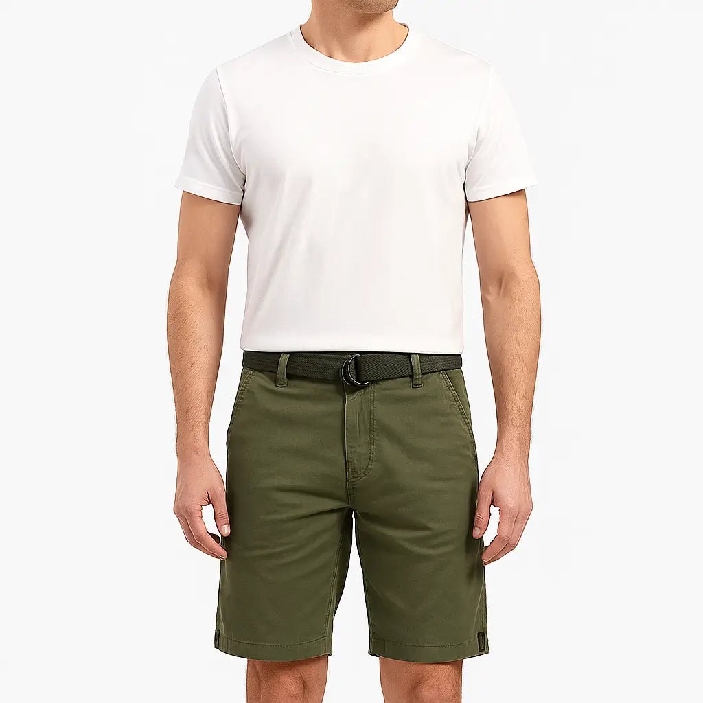 Bermuda masculina de algodão com elástico e cinto ajustável.