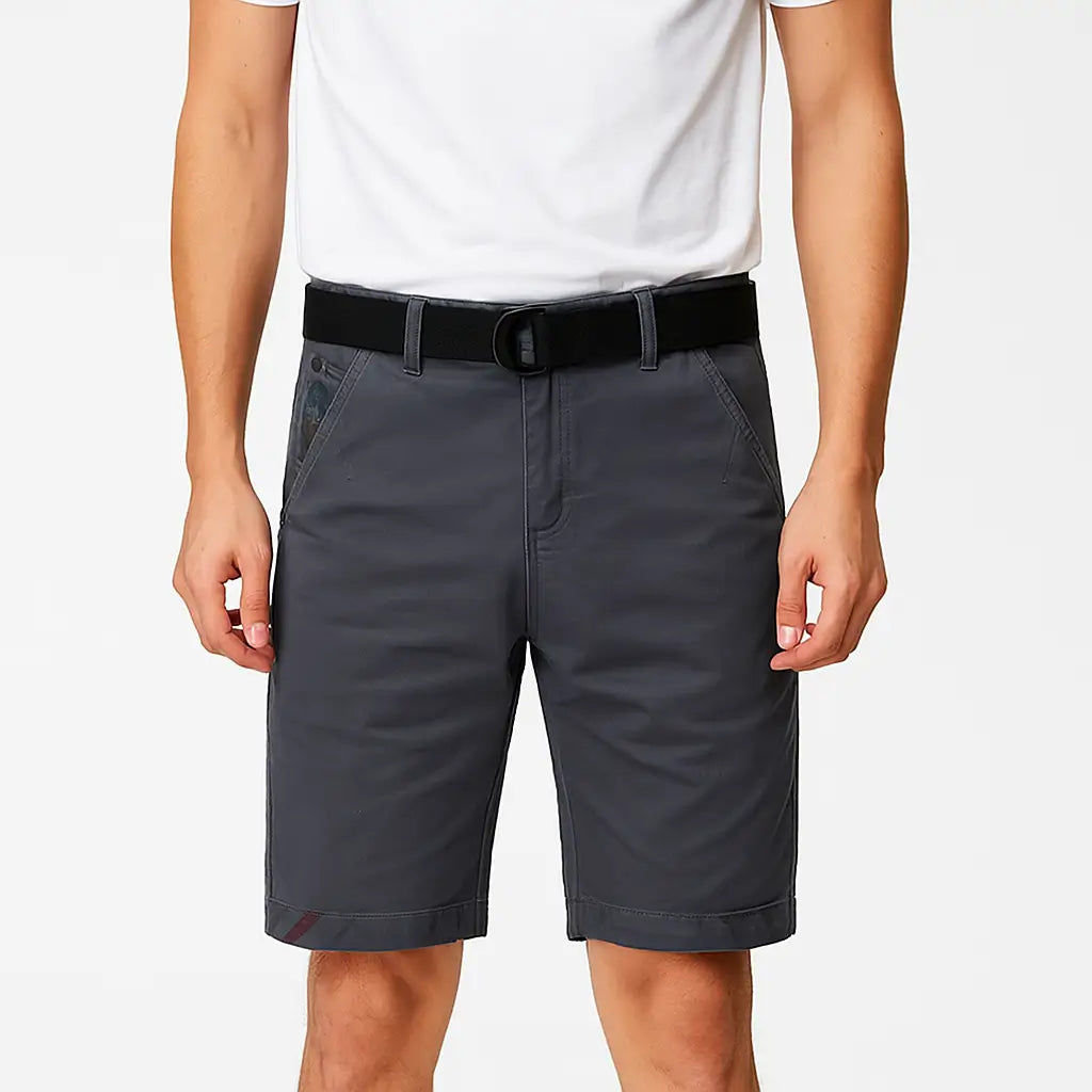 Bermuda masculina de algodão com elástico e cinto ajustável.