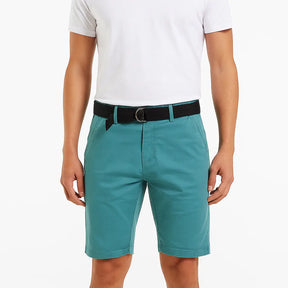 Bermuda masculina de algodão com elástico e cinto ajustável.