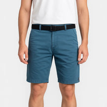 Bermuda masculina de algodão com elástico e cinto ajustável.