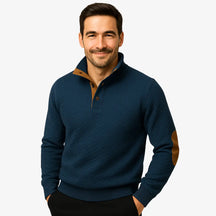 Homem usando suéter azul marinho masculino com detalhes em camurça nos cotovelos e gola com botões, ideal para outono e inverno, moda casual elegante.