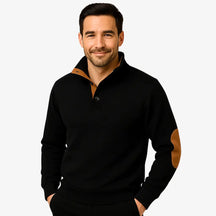 Homem usando suéter preto masculino com detalhes em camurça nos cotovelos e gola com botões, ideal para outono e inverno, moda casual elegante.