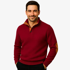 Homem usando suéter vinho masculino com detalhes em camurça nos cotovelos e gola com botões, ideal para outono e inverno, moda casual elegante.
