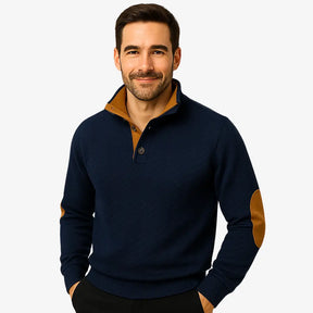 Homem usando suéter azul marinho masculino com detalhes em camurça nos cotovelos e gola com botões, ideal para outono e inverno, moda casual elegante.