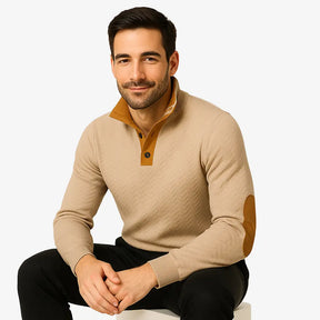 Homem usando suéter bege masculino com detalhes em camurça nos cotovelos e gola com botões, ideal para outono e inverno, moda casual elegante.