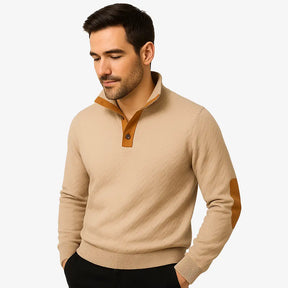 Homem usando suéter bege masculino com detalhes em camurça nos cotovelos e gola com botões, ideal para outono e inverno, moda casual elegante.