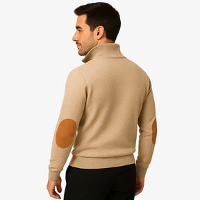Homem usando suéter bege masculino com detalhes em camurça nos cotovelos e gola com botões, ideal para outono e inverno, moda casual elegante.
