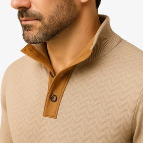 Homem usando suéter bege masculino com detalhes em camurça nos cotovelos e gola com botões, ideal para outono e inverno, moda casual elegante.