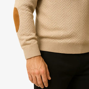 Homem usando suéter bege masculino com detalhes em camurça nos cotovelos e gola com botões, ideal para outono e inverno, moda casual elegante.