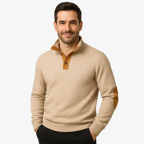 Homem usando suéter bege masculino com detalhes em camurça nos cotovelos e gola com botões, ideal para outono e inverno, moda casual elegante.