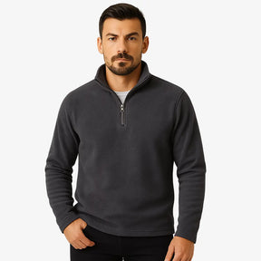 Homem estiloso vestindo suéter de lã com zíper, gola alta e textura canelada. Look casual elegante com calça chino clara para dias frios