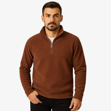 Homem estiloso vestindo suéter de lã com zíper, gola alta e textura canelada. Look casual elegante com calça chino clara para dias frios