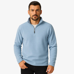 Homem estiloso vestindo suéter de lã com zíper, gola alta e textura canelada. Look casual elegante com calça chino clara para dias frios