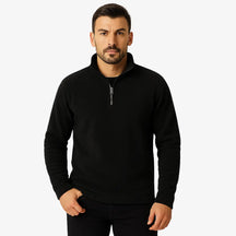 Homem estiloso vestindo suéter de lã com zíper, gola alta e textura canelada. Look casual elegante com calça chino clara para dias frios