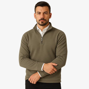 Homem estiloso vestindo suéter de lã com zíper, gola alta e textura canelada. Look casual elegante com calça chino clara para dias frios