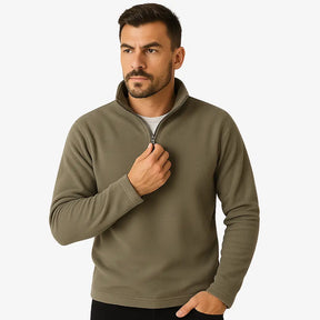 Homem estiloso vestindo suéter de lã com zíper, gola alta e textura canelada. Look casual elegante com calça chino clara para dias frios