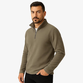 Homem estiloso vestindo suéter de lã com zíper, gola alta e textura canelada. Look casual elegante com calça chino clara para dias frios