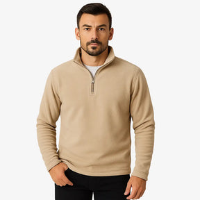 Homem estiloso vestindo suéter de lã com zíper, gola alta e textura canelada. Look casual elegante com calça chino clara para dias frios
