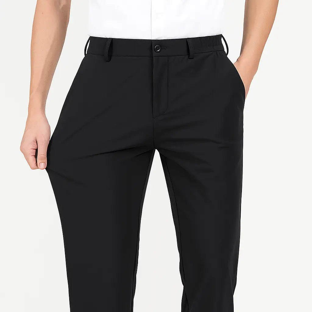 Homem vestindo calça masculina MODAL PLUS em tecido tecnológico leve, demonstrando elasticidade e frescor para o verão.
