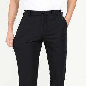 Homem vestindo calça masculina MODAL PLUS em tecido tecnológico leve, demonstrando elasticidade e frescor para o verão.