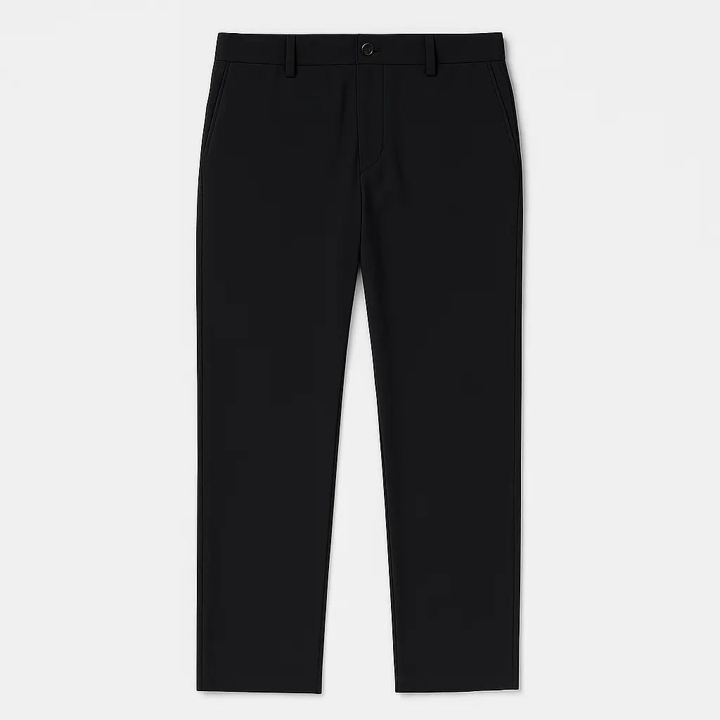 Homem vestindo calça masculina MODAL PLUS em tecido tecnológico leve, demonstrando elasticidade e frescor para o verão.