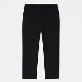 Homem vestindo calça masculina MODAL PLUS em tecido tecnológico leve, demonstrando elasticidade e frescor para o verão.