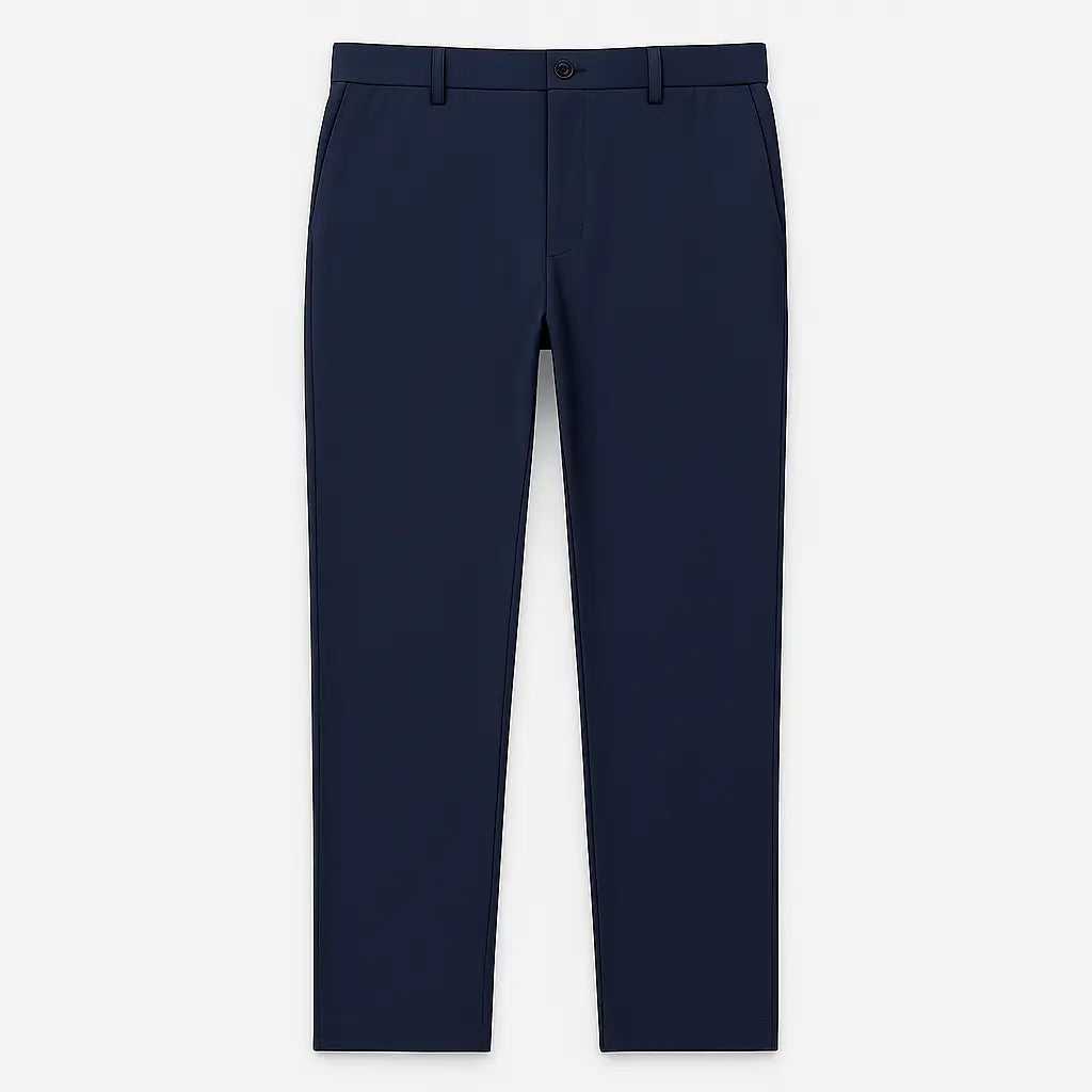 Homem vestindo calça masculina MODAL PLUS em tecido tecnológico leve, demonstrando elasticidade e frescor para o verão.